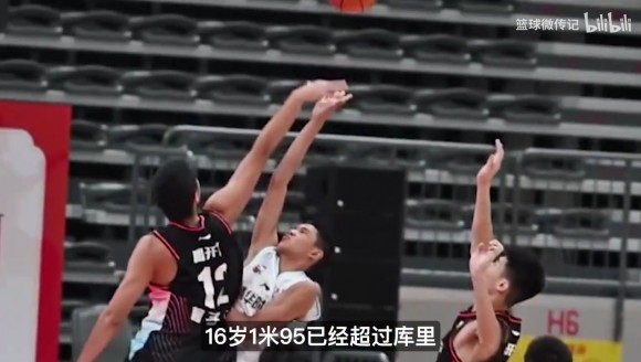 杜锋儿子虎头同框库里！16岁身高1米95超库里，天赋未来可期