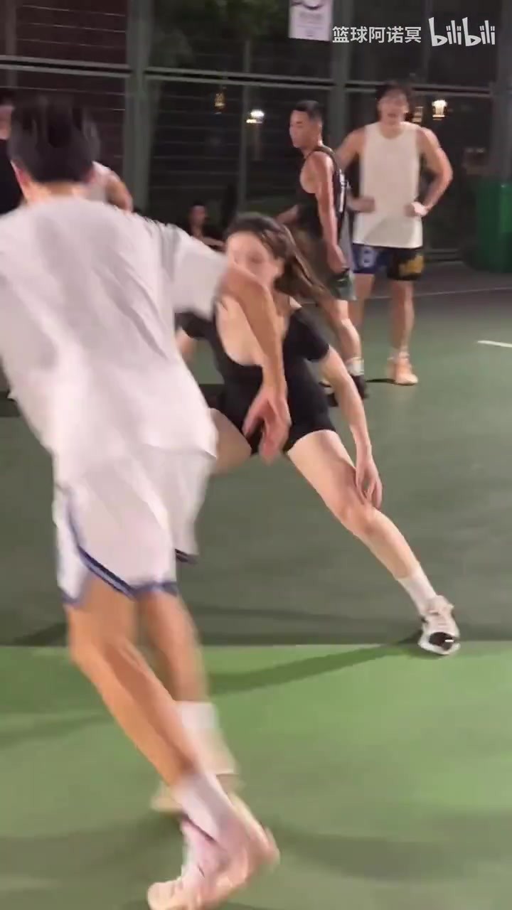 谁说女生打球软？这防守粘度和进攻强度，男生看了都服👀