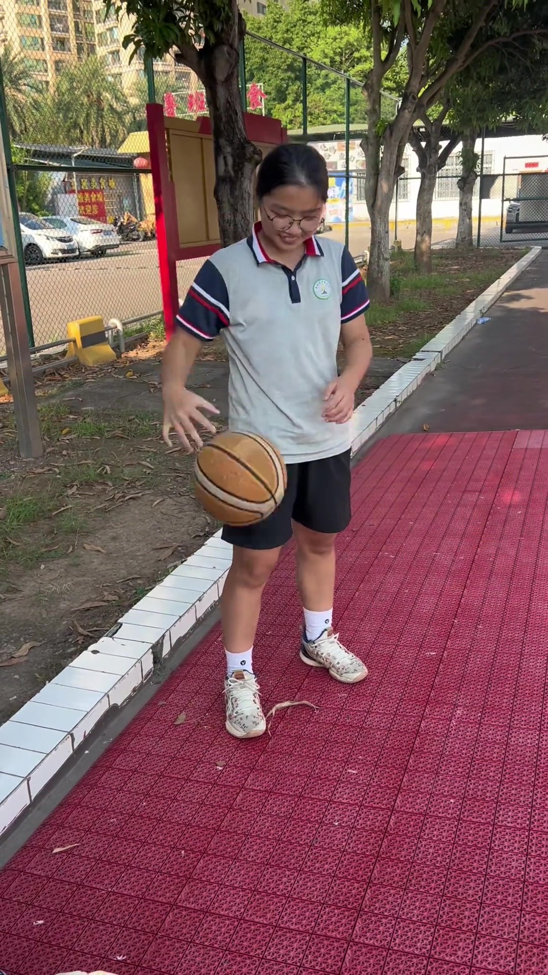 小女孩左手可以连续抓球？我知道评论区有很多兄弟不舒服了😅