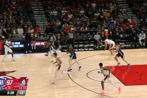 着急了！杨瀚森抢断后带球推进不慎砸到小腿 踉跄倒地出界